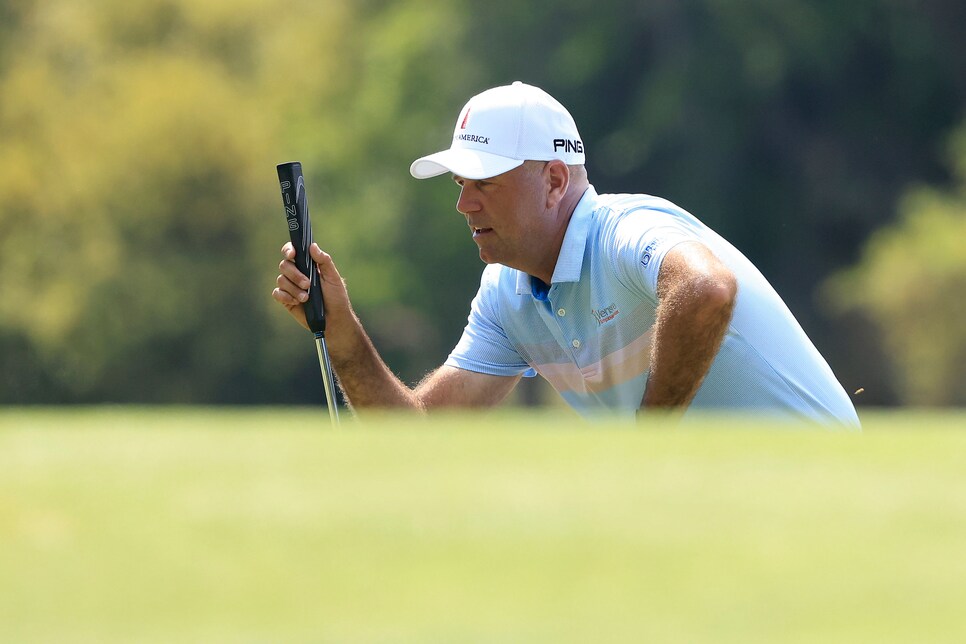 https://golfdigest.sports.sndimg.com/content/dam/images/golfdigest/fullset/2021/4/stewart-cink-rbc-heritage-2021-putting-sunday.jpg.rend.hgtvcom.966.644.suffix/1618789009943.jpeg