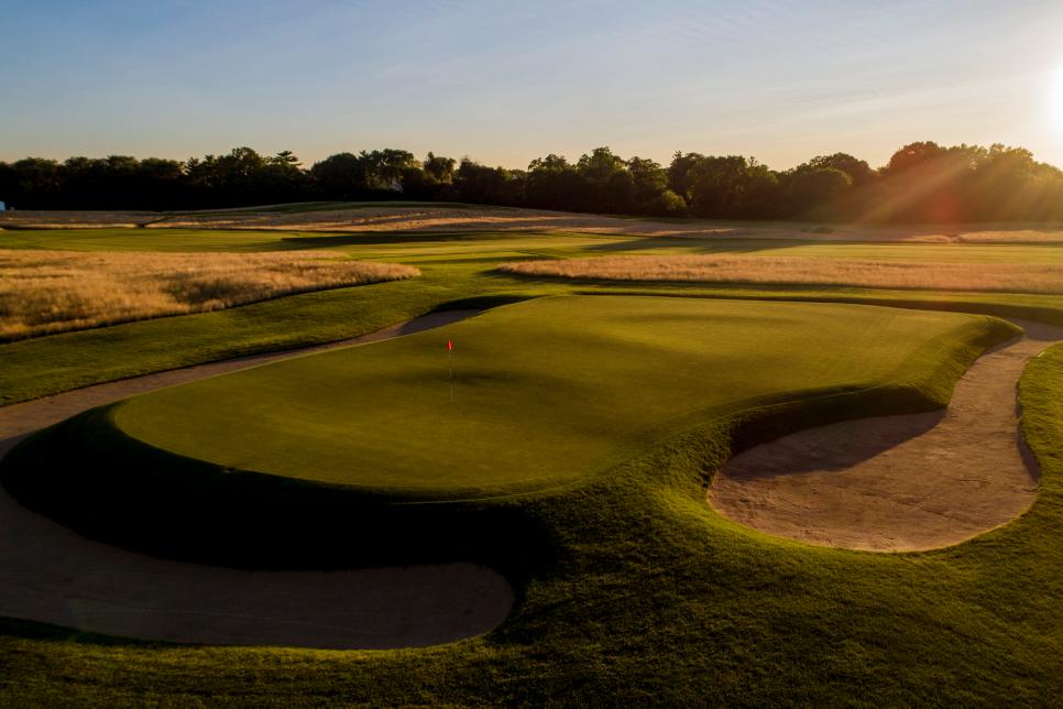 /content/dam/images/golfdigest/fullset/2021/5/chicago golf club 10 green left.jpg