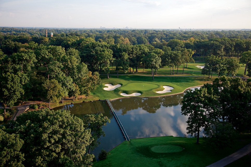 /content/dam/images/golfdigest/fullset/2021/5/medinah 13th_air.jpg