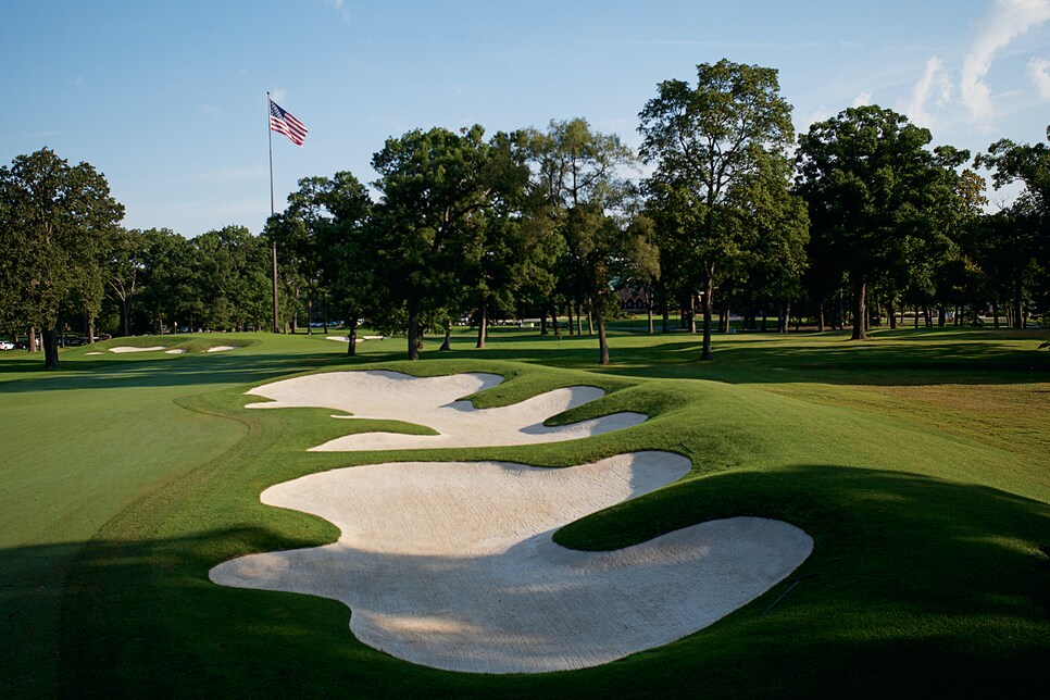 /content/dam/images/golfdigest/fullset/2021/5/medinah 18 bunkering.jpg