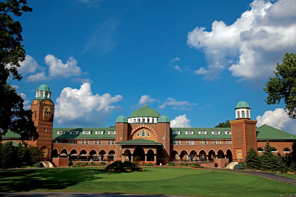 /content/dam/images/golfdigest/fullset/2021/5/medinah clubhouse.jpg