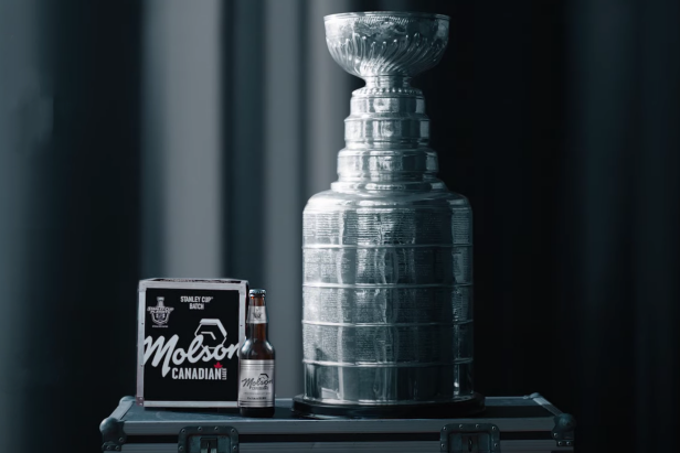 https://golfdigest.sports.sndimg.com/content/dam/images/golfdigest/fullset/2021/6/Molson_stanleycupbatch.png.rend.hgtvcom.616.411.suffix/1623250303136.png