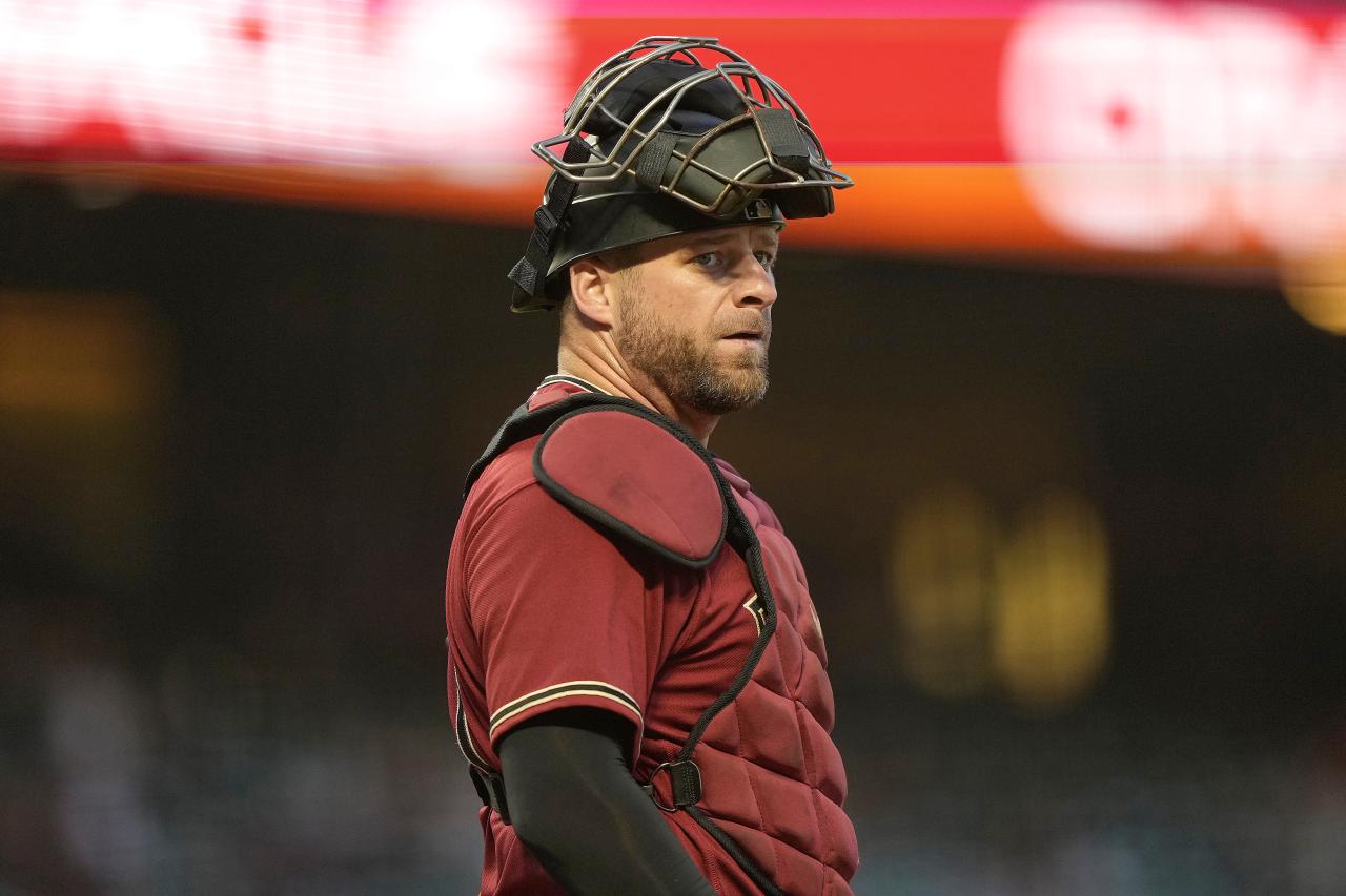 Diamondbacks finally win on road, snap MLB-record losing streak