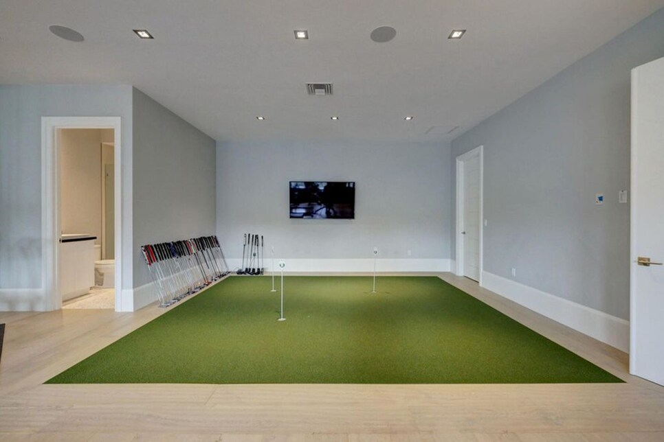 /content/dam/images/golfdigest/fullset/2021/6/charlschwartzel_house_green.jpg