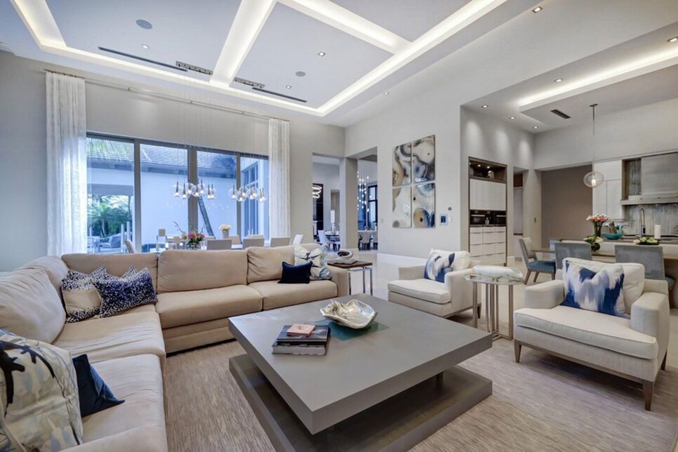 /content/dam/images/golfdigest/fullset/2021/6/charlschwartzel_house_livingroom.jpg