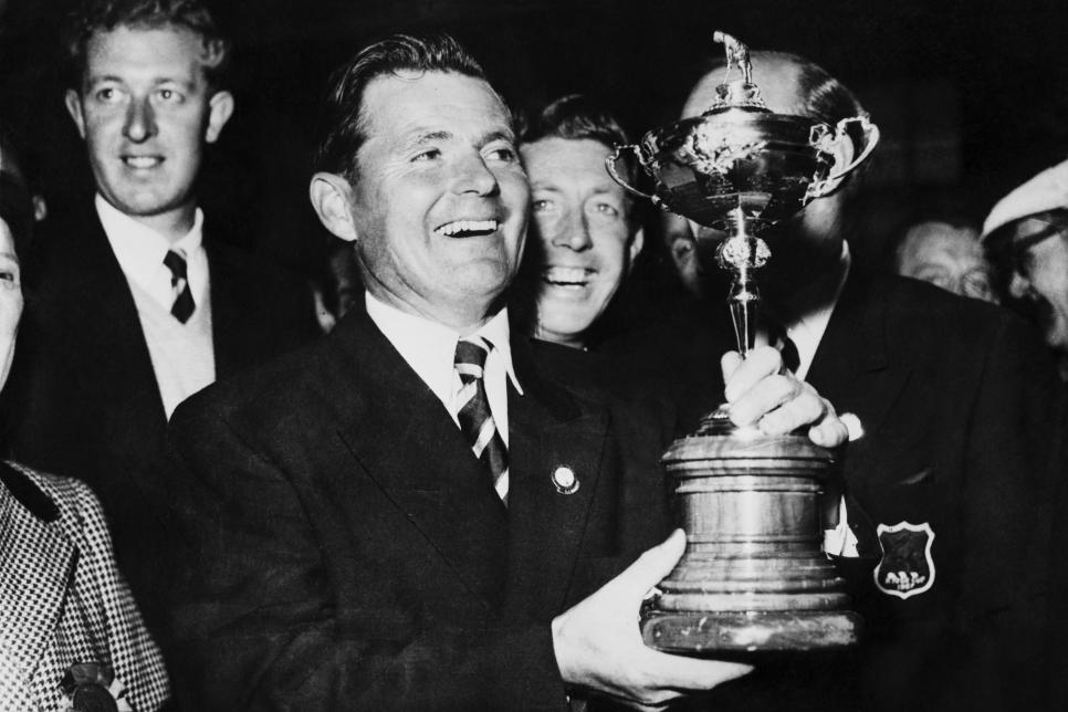 British captain Dai Rees (1913 - 1983, left) holding the Ryder Cup after beating the US at Lindrick Golf Club, 7th October 1957. (Photo by Keystone/Hulton Archive/Getty Images)