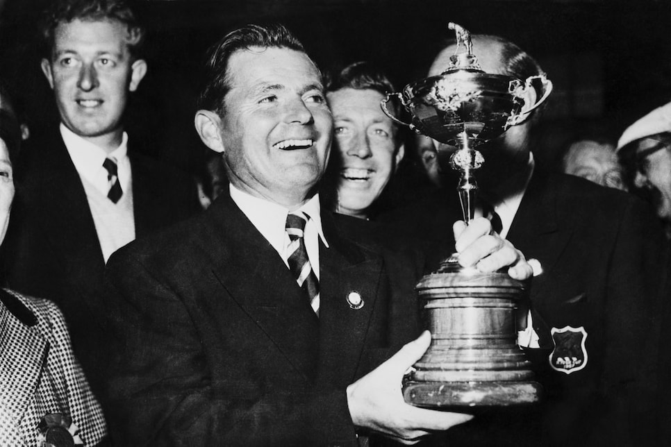 British captain Dai Rees (1913 - 1983, left) holding the Ryder Cup after beating the US at Lindrick Golf Club, 7th October 1957. (Photo by Keystone/Hulton Archive/Getty Images)