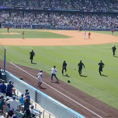 Security breaks up girl fight at Dodgers vs. Cubs game
