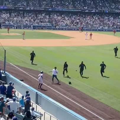 Dodgers fans take over Yankee Stadium with their own roll call