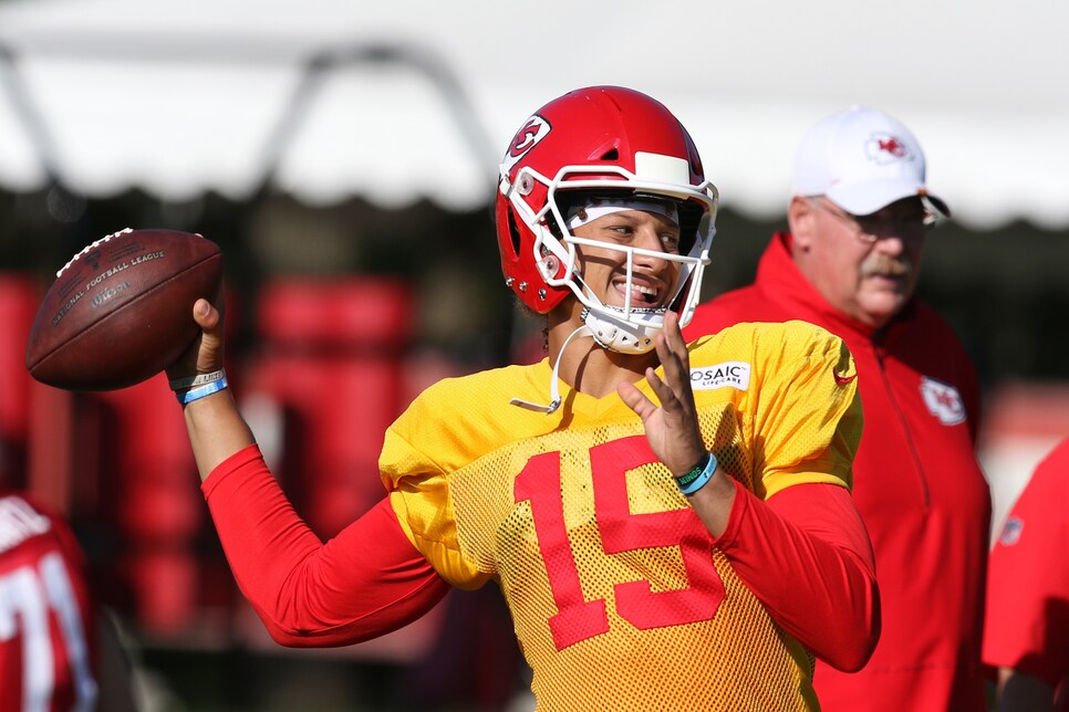 Chiefs quarterback Patrick Mahomes opens up new Whataburger in Kansas City