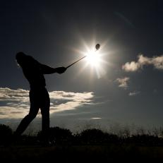 LAHAINA, HAWAII - JANUARY 08: Cameron Smith of Australia plays his shot from the 17th tee during the third round of the Sentry Tournament of Champions at the Plantation Course at Kapalua Golf Club on January 08, 2022 in Lahaina, Hawaii. (Photo by Gregory Shamus/Getty Images)