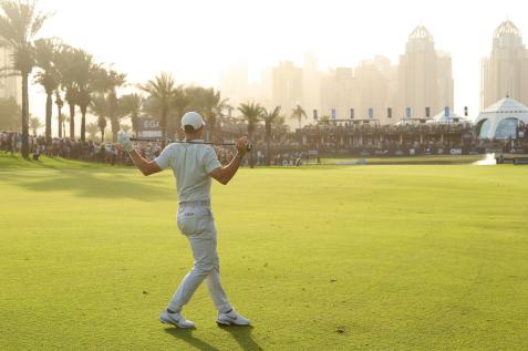 Watch Rory McIlroy find the water on the 18th hole and splash away a chance at victory in Dubai