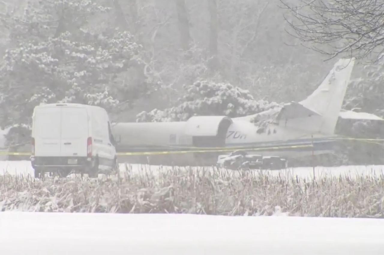 Plane crash lands on snowy Wisconsin golf course three people and