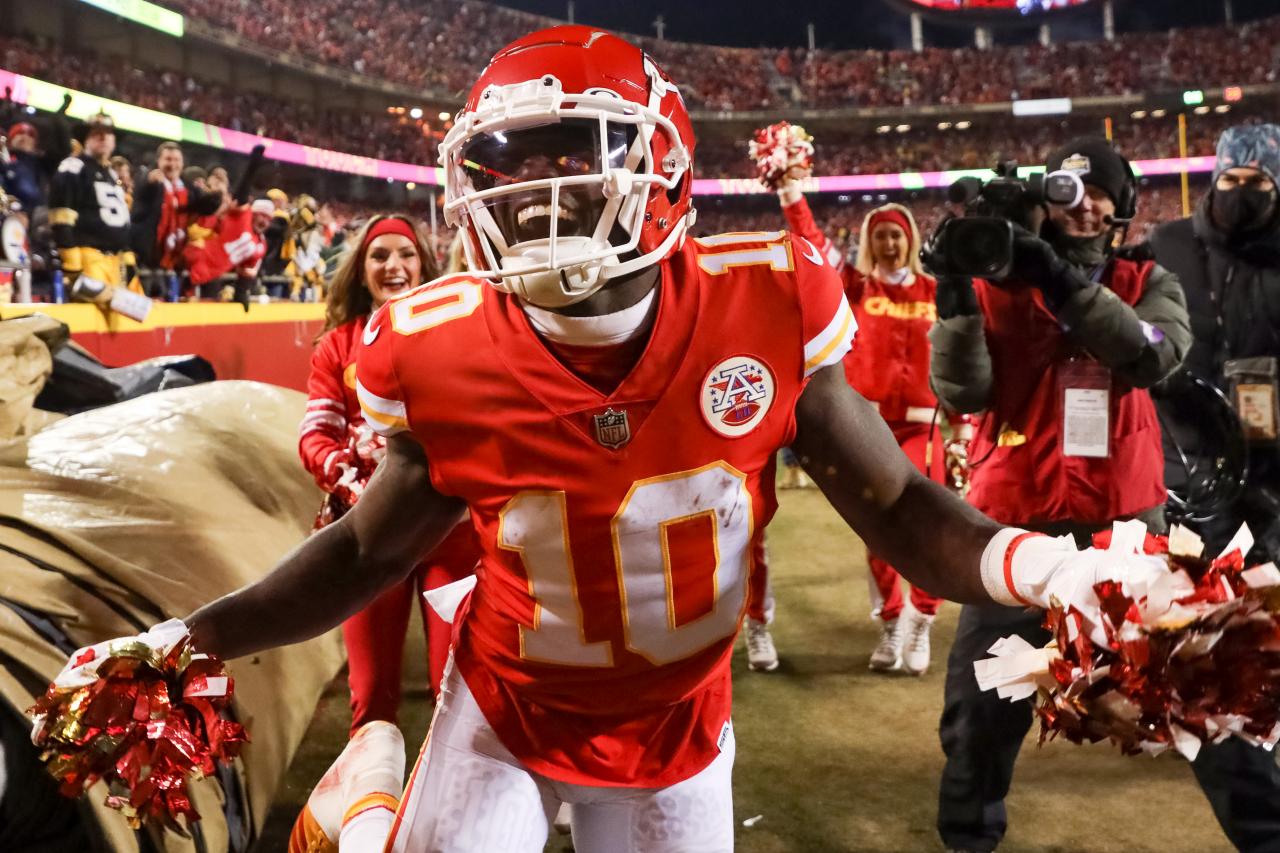 Tyreek Hill drops absurd comparison between 2022 Dolphins, Super