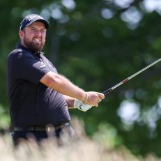 BROOKLINE, MASSACHUSETTS - JUNE 17: Shane Lowry of Ireland watches his shot from the sixth tee during the second round of the 122nd U.S. Open Championship at The Country Club on June 17, 2022 in Brookline, Massachusetts. (Photo by Rob Carr/Getty Images)