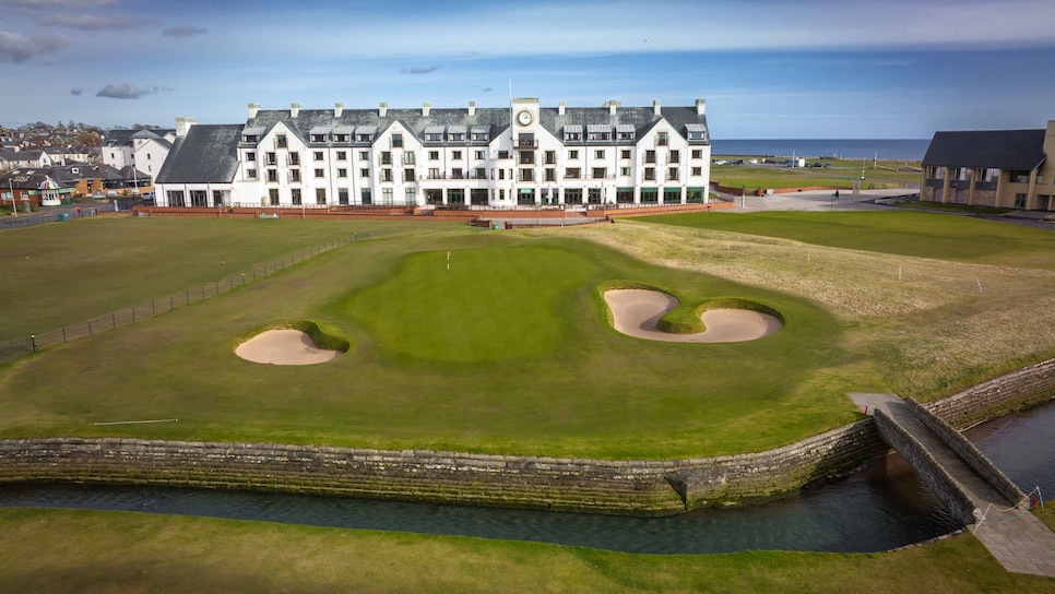 /content/dam/images/golfdigest/fullset/2022/3/firepit-scotland-from-the-sky/10-18_Carnoustie.jpeg