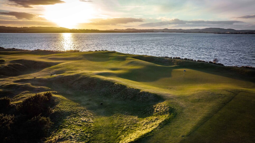 /content/dam/images/golfdigest/fullset/2022/3/firepit-scotland-from-the-sky/8-9_New_Course.jpeg