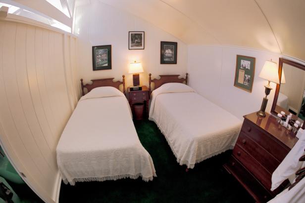 https://golfdigest.sports.sndimg.com/content/dam/images/golfdigest/fullset/2022/3/masters-crows-nest-bedroom.JPG.rend.hgtvcom.616.411.suffix/1648658994047.jpeg