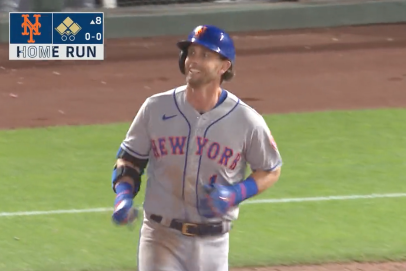 Heckler shouts “work out your legs … you have no power!” at Jeff McNeil, who responds with a two-run jack seconds later