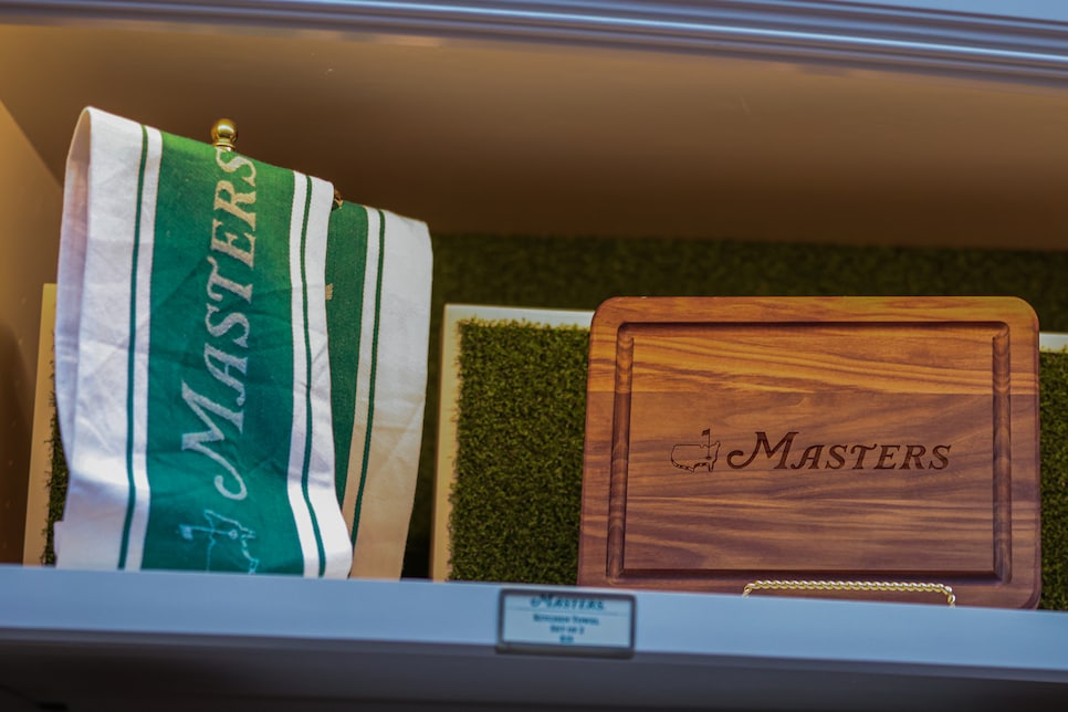 /content/dam/images/golfdigest/fullset/2022/4/masters-merch-cutting-board-2022.jpg