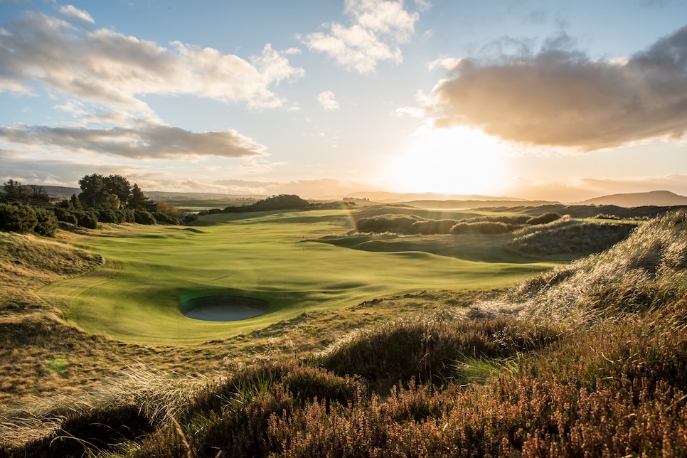 /content/dam/images/golfdigest/fullset/2022/6/castle-stuart-behind-five.jpg