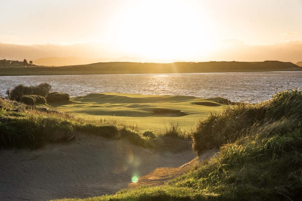 /content/dam/images/golfdigest/fullset/2022/6/castle-stuart-third-green-from-sixth.jpg