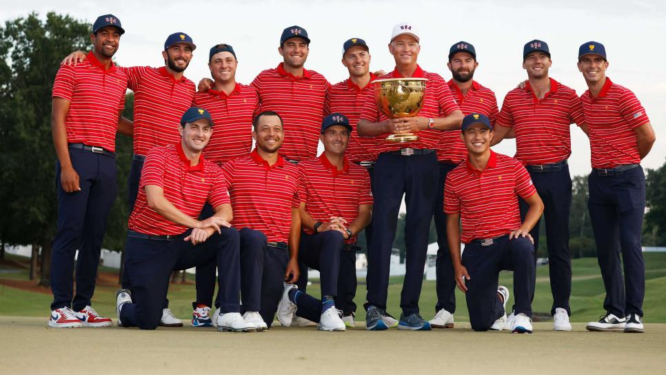 CHARLOTTE, NORTH CAROLINA - SEPTEMBER 25: (Back L-R) Tony Finau, Max Homa, Justin Thomas, Scottie Scheffler, Jordan Spieth, Captain Davis Love III, Cameron Young, Sam Burns, Billy Horschel (Front L-R) Patrick Cantlay, Xander Schauffele, Kevin Kisner and Collin Morikawa of the United States Team pose with the Presidents Cup after defeating the International Team during Sunday singles matches on day four of the 2022 Presidents Cup at Quail Hollow Country Club on September 25, 2022 in Charlotte, North Carolina. (Photo by Jared C. Tilton/Getty Images)