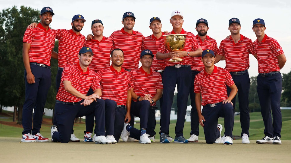 CHARLOTTE, NORTH CAROLINA - SEPTEMBER 25: (Back L-R) Tony Finau, Max Homa, Justin Thomas, Scottie Scheffler, Jordan Spieth, Captain Davis Love III, Cameron Young, Sam Burns, Billy Horschel (Front L-R) Patrick Cantlay, Xander Schauffele, Kevin Kisner and Collin Morikawa of the United States Team pose with the Presidents Cup after defeating the International Team during Sunday singles matches on day four of the 2022 Presidents Cup at Quail Hollow Country Club on September 25, 2022 in Charlotte, North Carolina. (Photo by Jared C. Tilton/Getty Images)