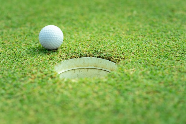 these-are-the-2-key-reasons-why-golfers-miss-short-putts,-according-to-an-expert