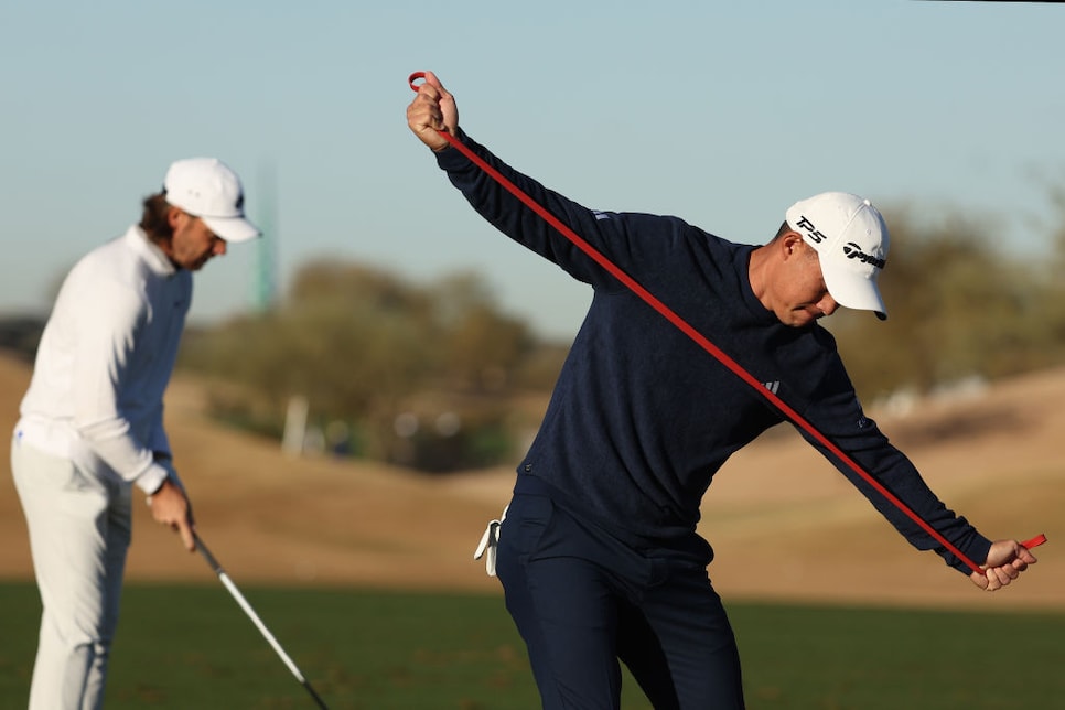 1 pre-round stretch that you can spot tour players doing all the