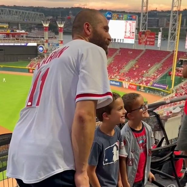 Joey Votto apologizes for 'bullying' fan whose shirt he angrily