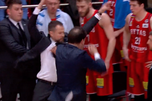 Lietuvos krepšinio finalas, treneris stumdo priešininko trenerį, beveik susimuša su savininku, paskui viską neigia |  Tai yra kilpa