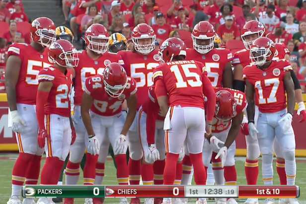 Kansas City Chiefs honor late quarterback Len Dawson with 1969-style huddle  on first snap