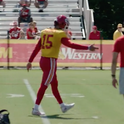 Patrick Mahomes doinking the crossbar with behind-the-back and lefty throws is proof he’s still sheriff of the AFC West