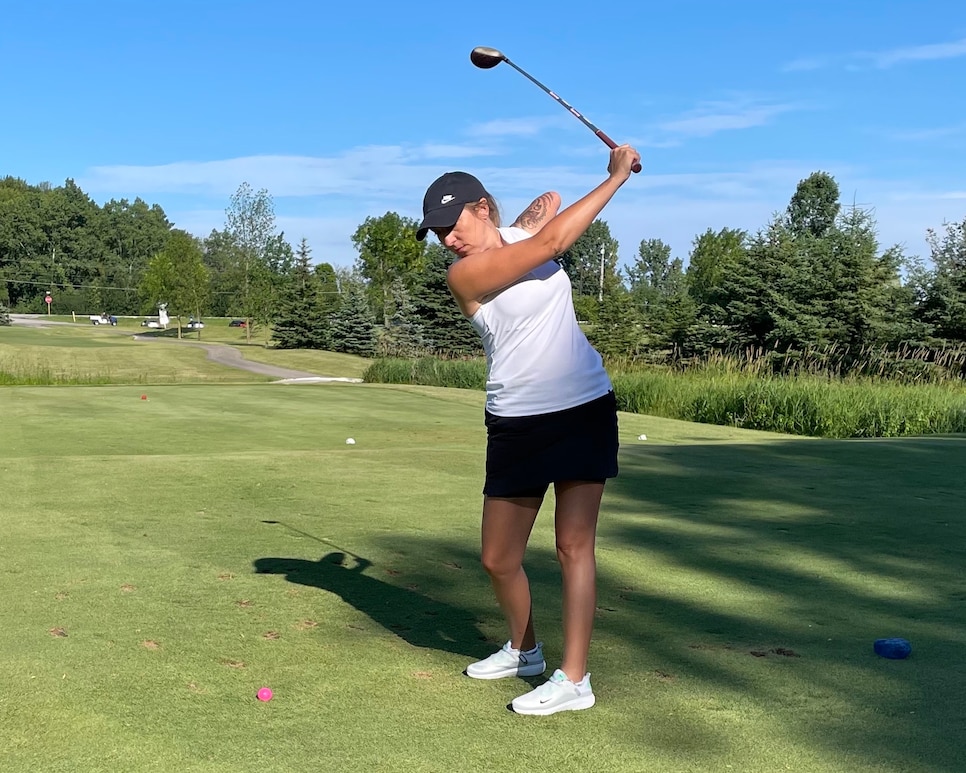 /content/dam/images/golfdigest/fullset/2022/sarah larson swing 3.jpeg