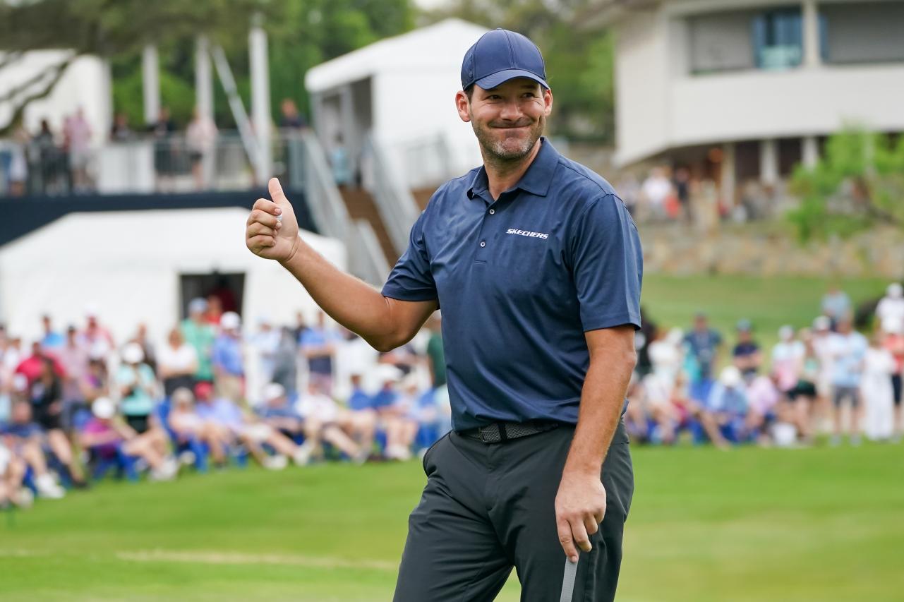 Tony Romo signs autographs, takes photos with fans at U.S. Amateur