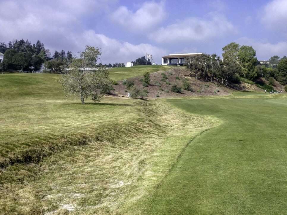 /content/dam/images/golfdigest/fullset/2023/1/Bel-Air 9 barranca.jpg