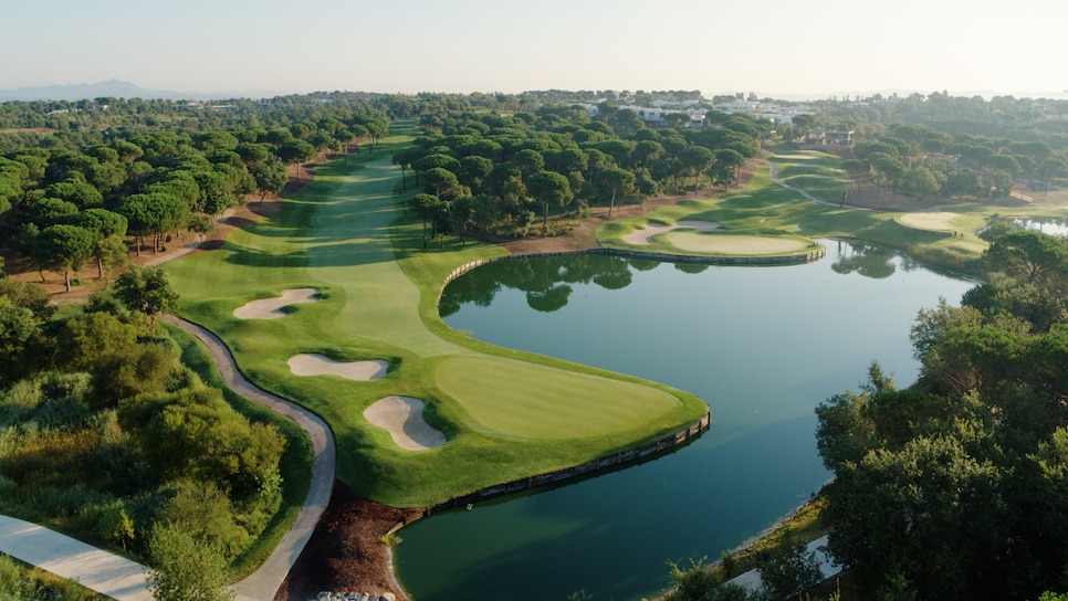 /content/dam/images/golfdigest/fullset/2023/1/Camiral_Stadium Coures Hole 3 Green.jpg