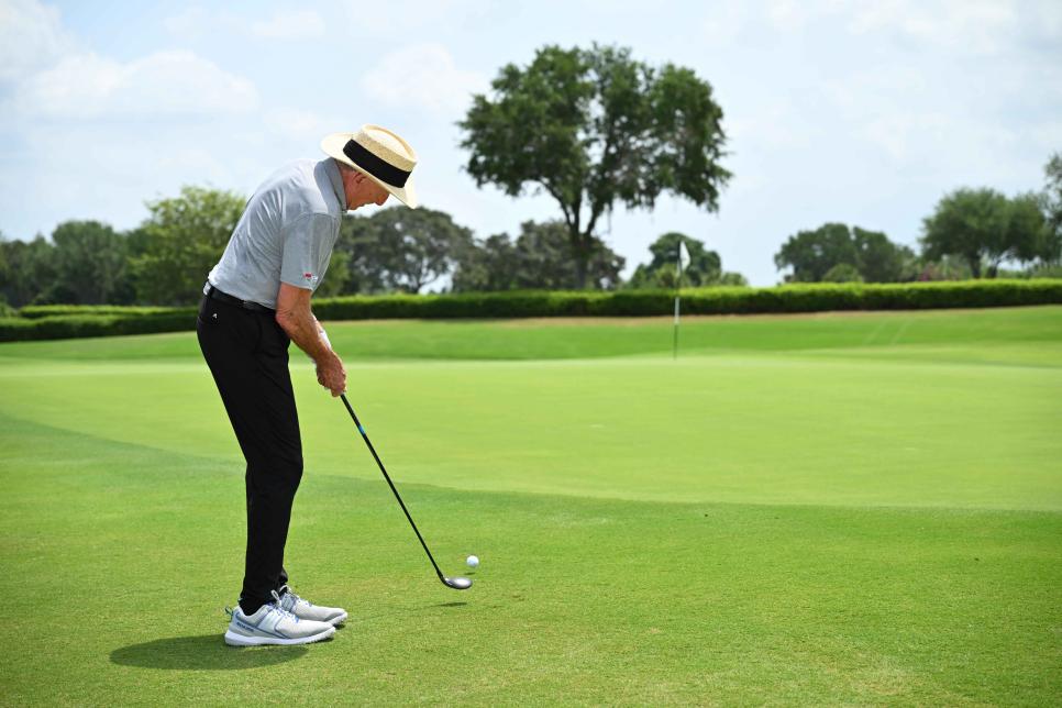 https://www.golfdigest.com/content/dam/images/golfdigest/fullset/2023/1/david-leadbetter-instruction/lead-hybrid-putt/Z82_5656.jpg