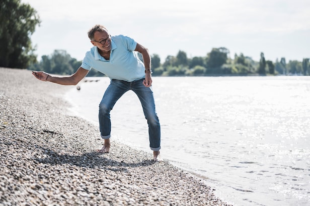 if-you-know-how-to-skim-a-stone,-you-can-hit-good-bunker-shots