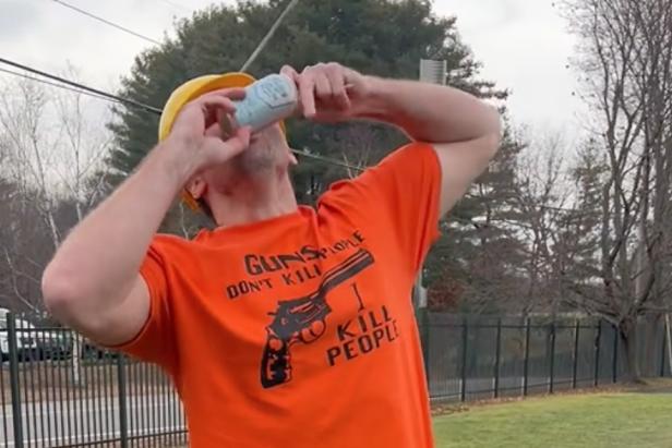don’t-try-this-at-home:-man-survives-18-beer,-18-hot-dog,-18-hole-challenge-in-‘happy-gilmore’-themed-costume