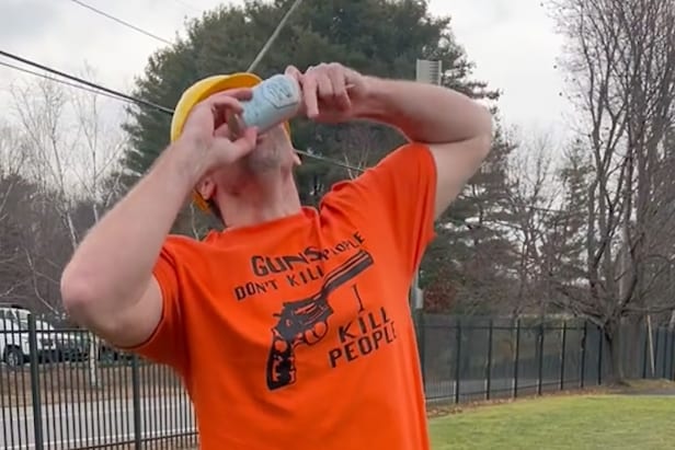 don’t-try-this-at-home:-man-survives-18-beer,-18-hot-dog,-18-hole-challenge-in-‘happy-gilmore’-themed-costume