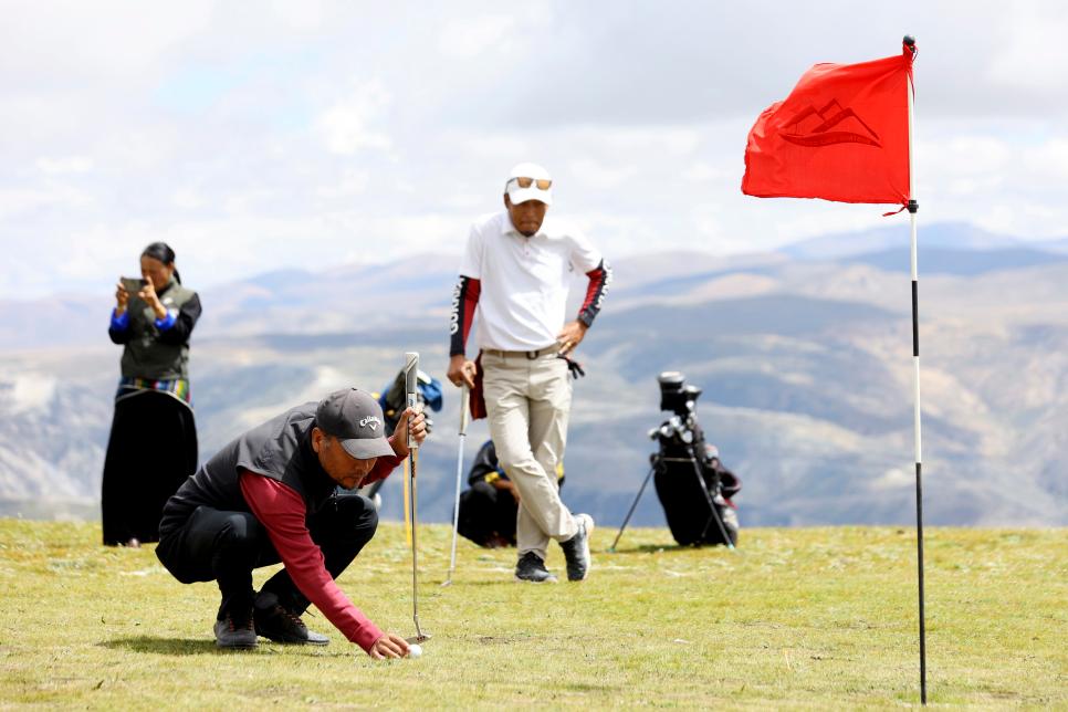 A golfer places a ball near Hole No. 8 in Top of the World Golf Classic in Mustang Golf Course on August 27, 2022. Photo: Subas Humagain
