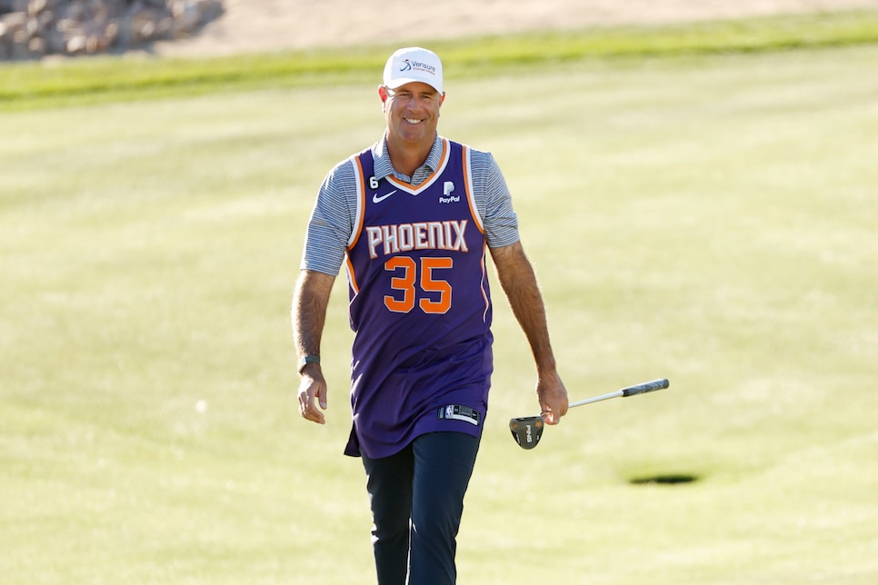 Stewart Cink dons a brand-new Suns Kevin Durant jersey at the