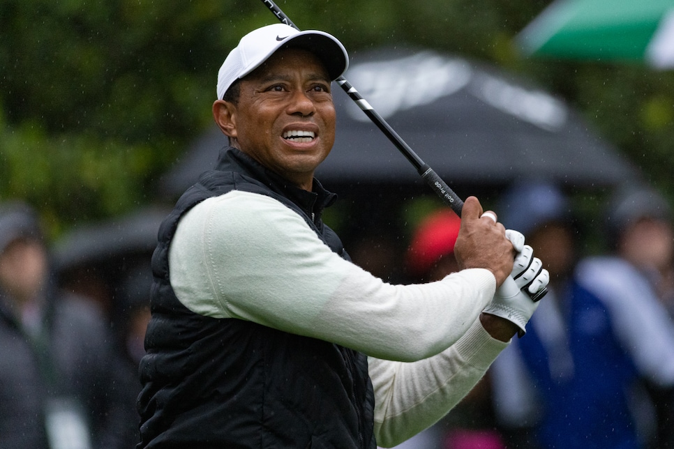 Masters suspends play Saturday; Tiger Woods in last place