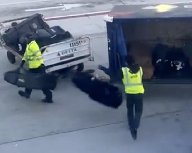 this-video-of-two-delta-bag-handlers-launching-a-college-golf-team’s-travel-bags-is-every-golfer’s-worst-nightmare