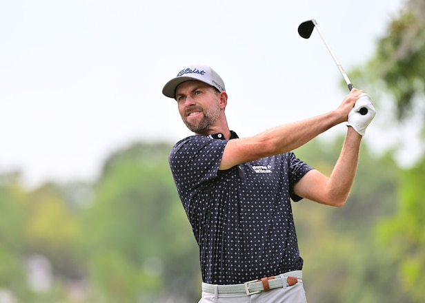 adam-scott-probably-shouldn’t-throw-out-any-first-pitches-after-this-embarrassing-golf-ball-toss