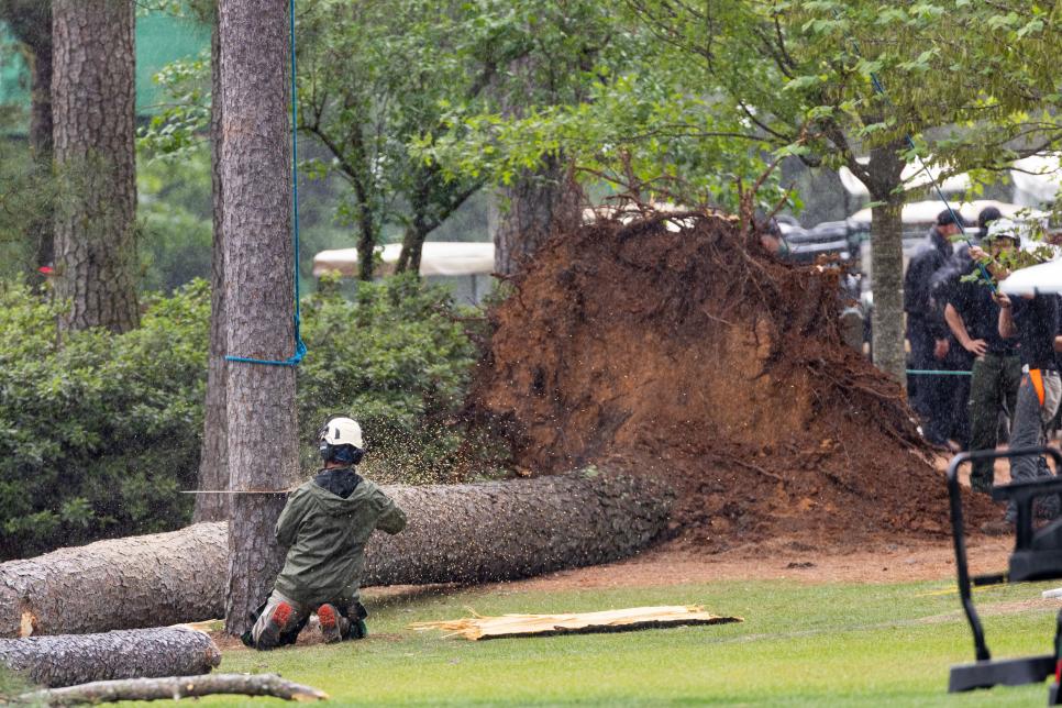 /content/dam/images/golfdigest/fullset/2023/4/masters-2023-friday-chain-saw-cutting-down-trees-BW1_5065.jpg