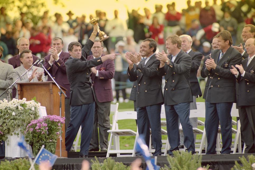 Bernard Gallacher, captain of Europe holds the Ryder Cup trophy aloft and celebrates victory over the United States with his team during the 31st Ryder Cup Matches on 24 September 1995 at the Oak Hill Country Club in Pittsford, New York. (Photo by David Cannon/Getty Images) 