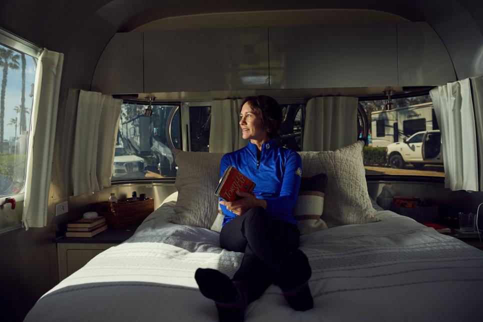 /content/dam/images/golfdigest/fullset/2023/5/kay-cockerill-rv-bed-looking-out-window.jpg